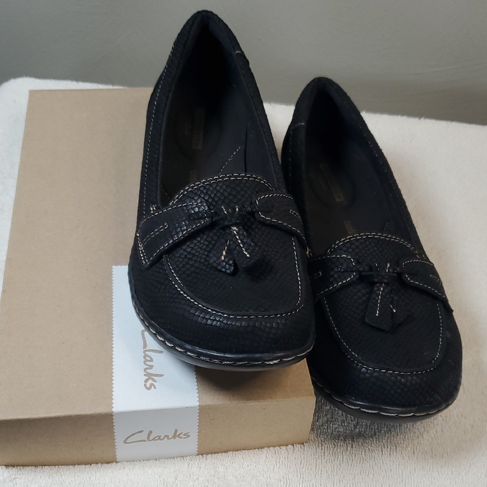 CLARKS Womens Ashland Bubbie Slip On Loafers W/ Snakeskin Design. 8.5